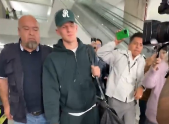 Ależ powitanie Bogusza. Polak oblegany na lotnisku [WIDEO]