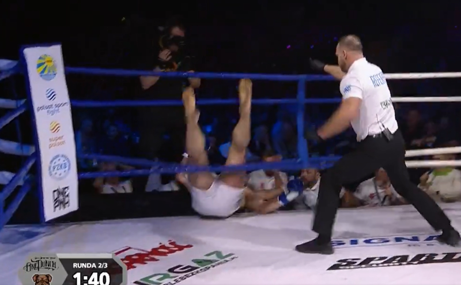 Co za nokaut w walce wieczoru! Polak aż wypadł z ringu [WIDEO]