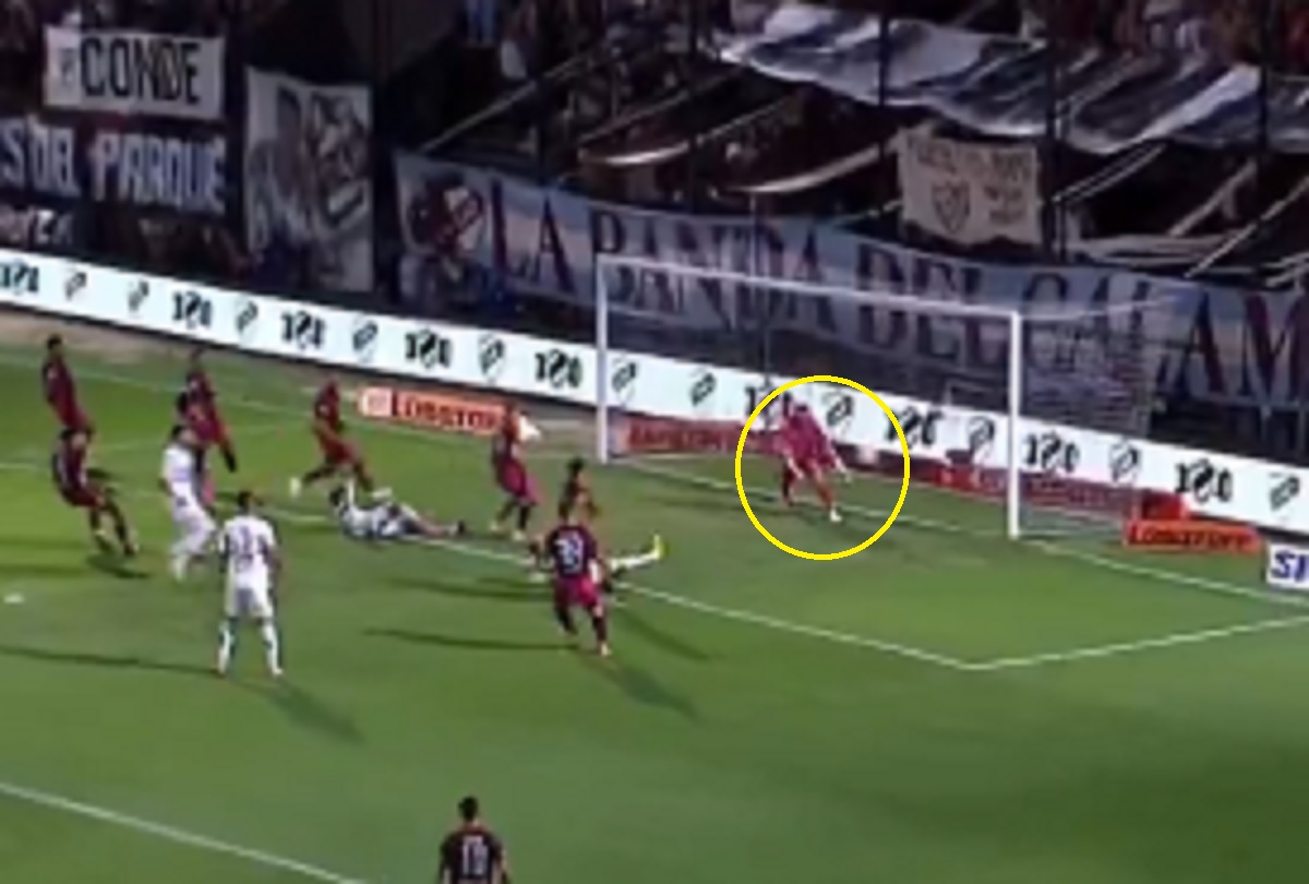 Kompromitacja bramkarza znanego klubu! Podarował gola rywalom [WIDEO]