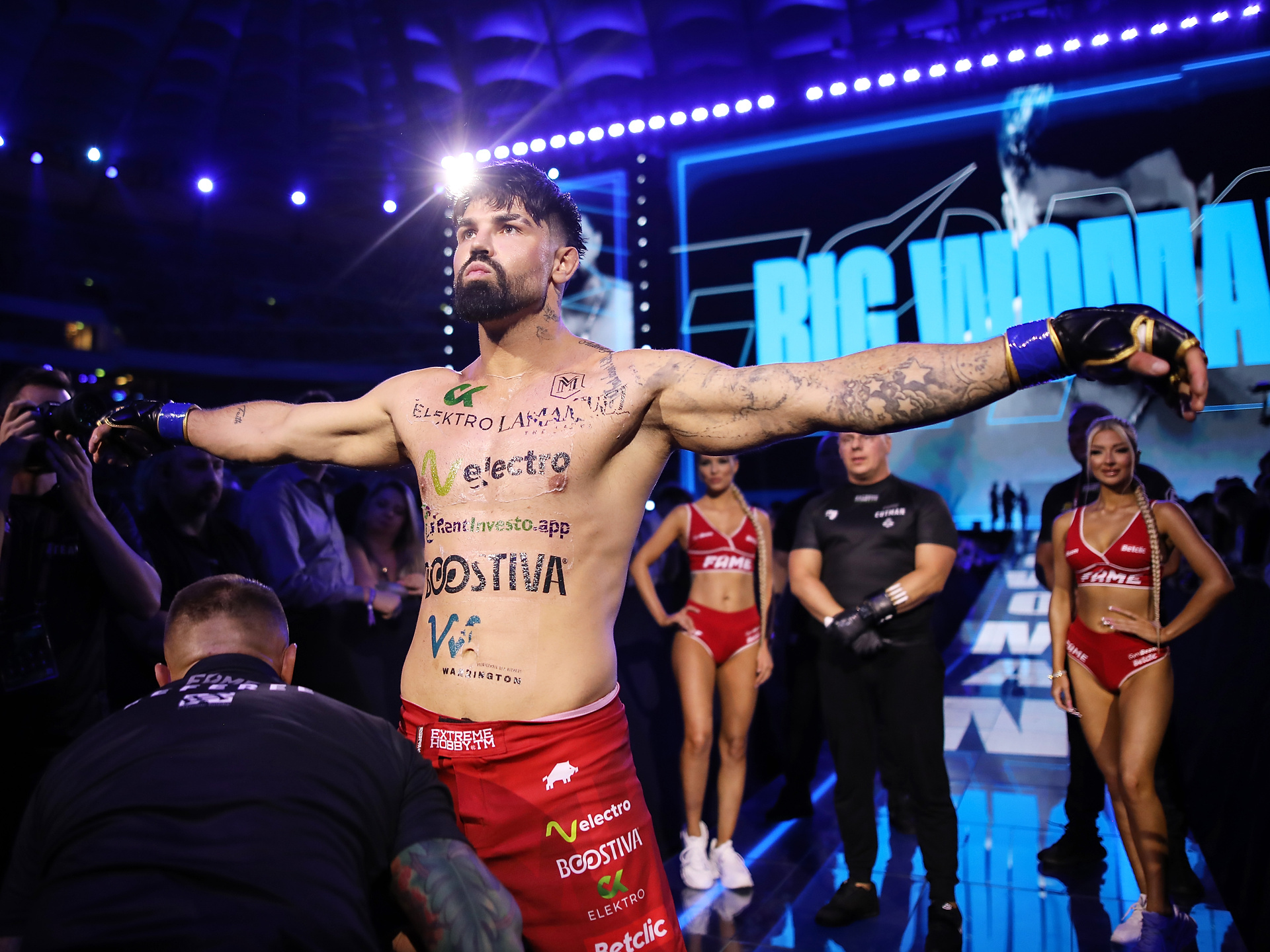 Freak-fighter wycofa się z walki w Fame MMA? Poważne zarzuty