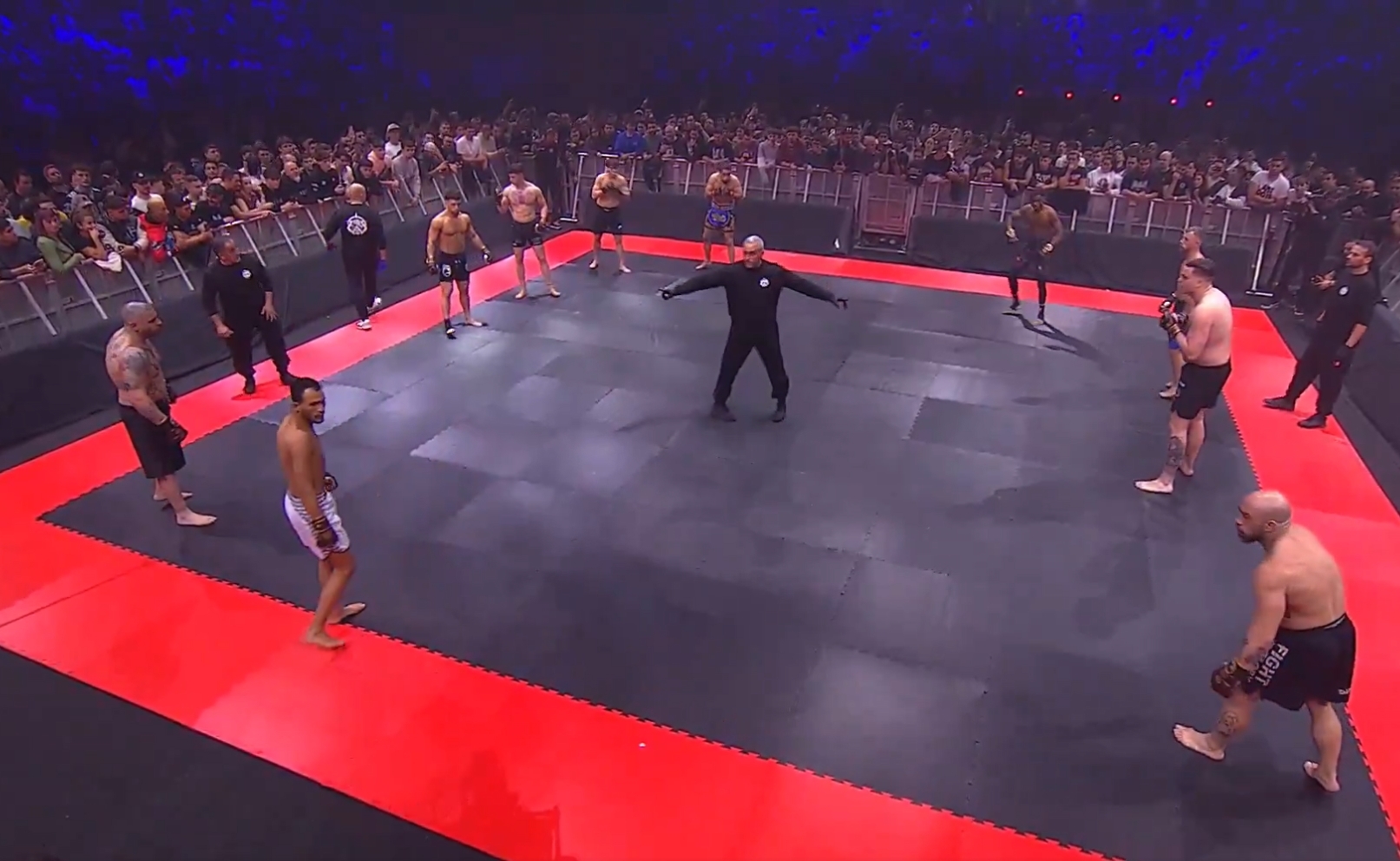 Zupełna nowość we freak-fightach. Aż 10 osób w oktagonie [WIDEO]