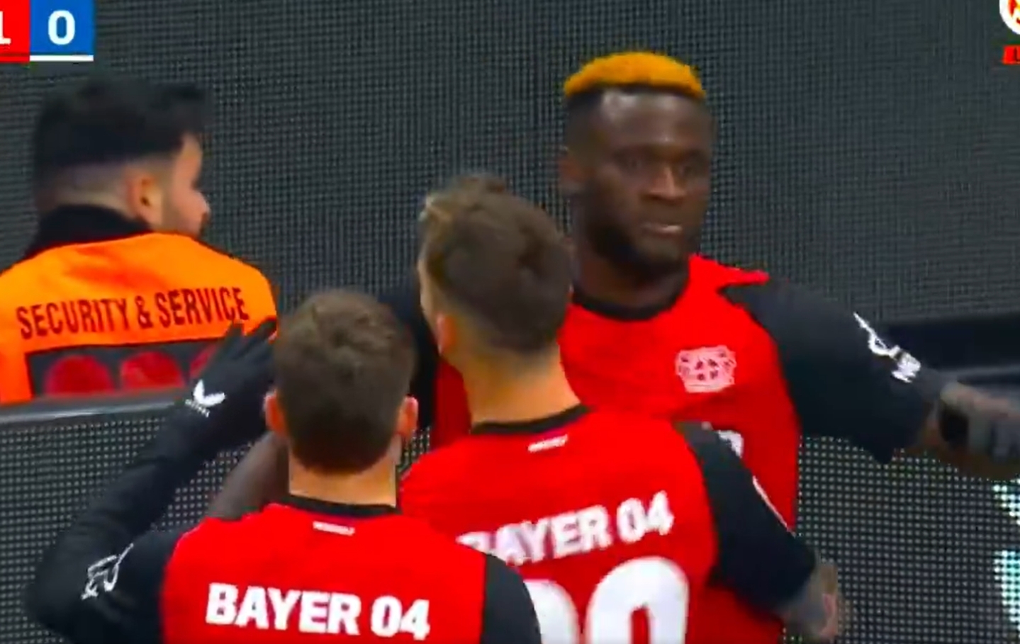 Pewny triumf Bayeru! Gwiazdor nie dokończył spotkania [WIDEO]