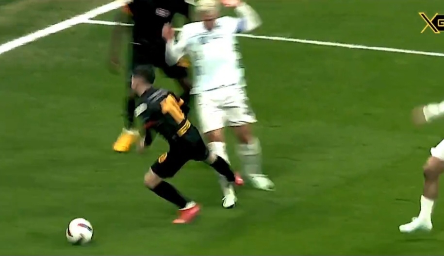 Sceny w Turcji! Rywale Galatasaray zeszli z boiska po kontrowersyjnej decyzji sędziego [WIDEO]