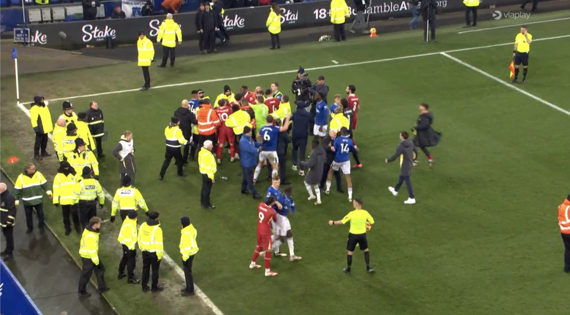 Awantura po derbach Liverpoolu! Piłkarze rzucili się na siebie, Slot ruszył na sędziego [WIDEO]