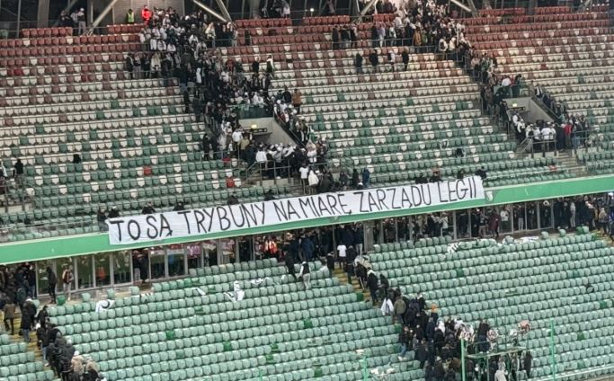 "Nieudacznicy". Kibice Legii wyszli z trybun. Protest na meczu z Puszczą [WIDEO]
