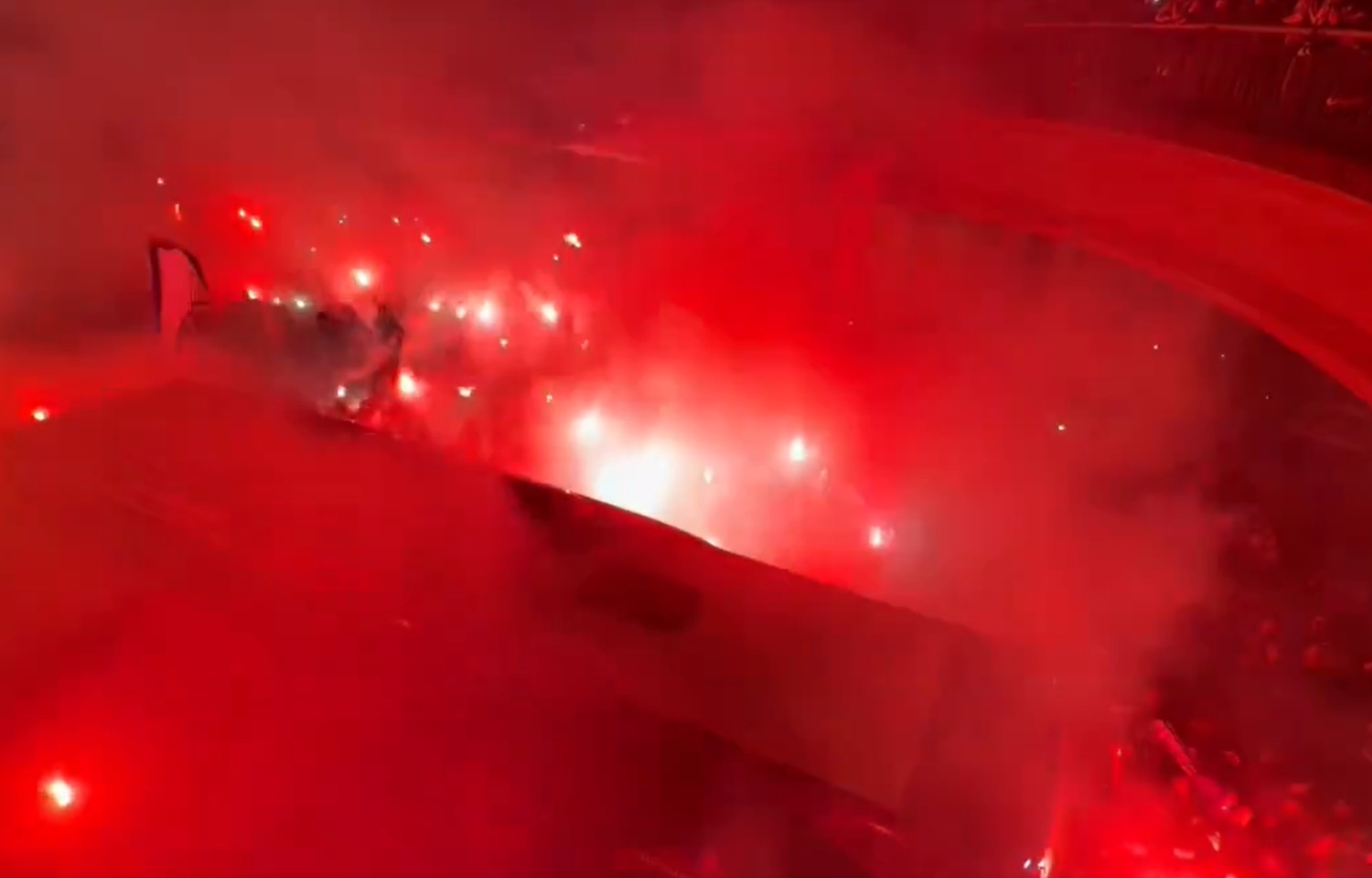 Gorąco przed meczem PSG. Tak kibice przywitali piłkarzy [WIDEO]