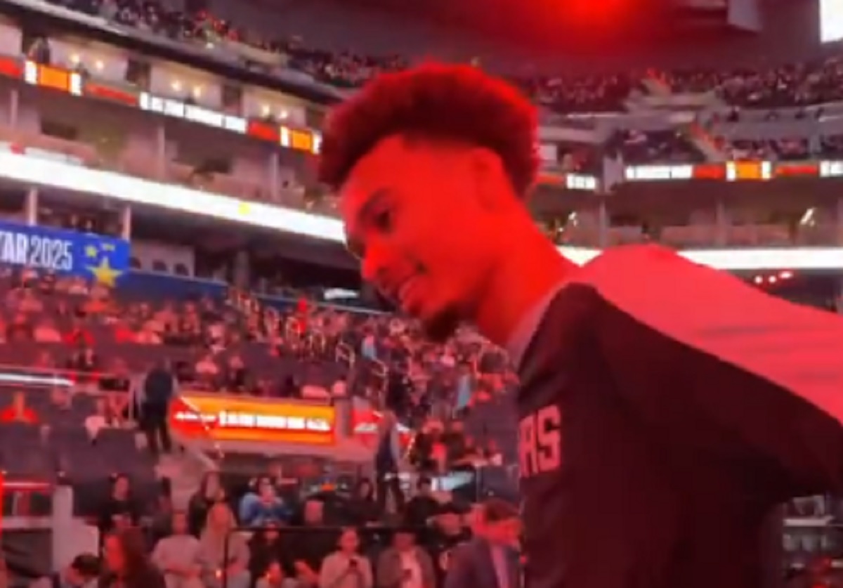 Najniższy koszykarz NBA i gwiazdor ligi. Kadr niczym z kabaretu [WIDEO]