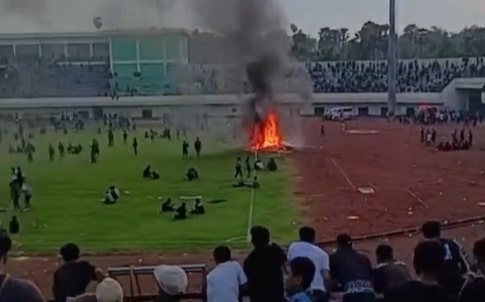 To nie żart! Kibice spalili bramki, skandal podczas meczu [WIDEO]