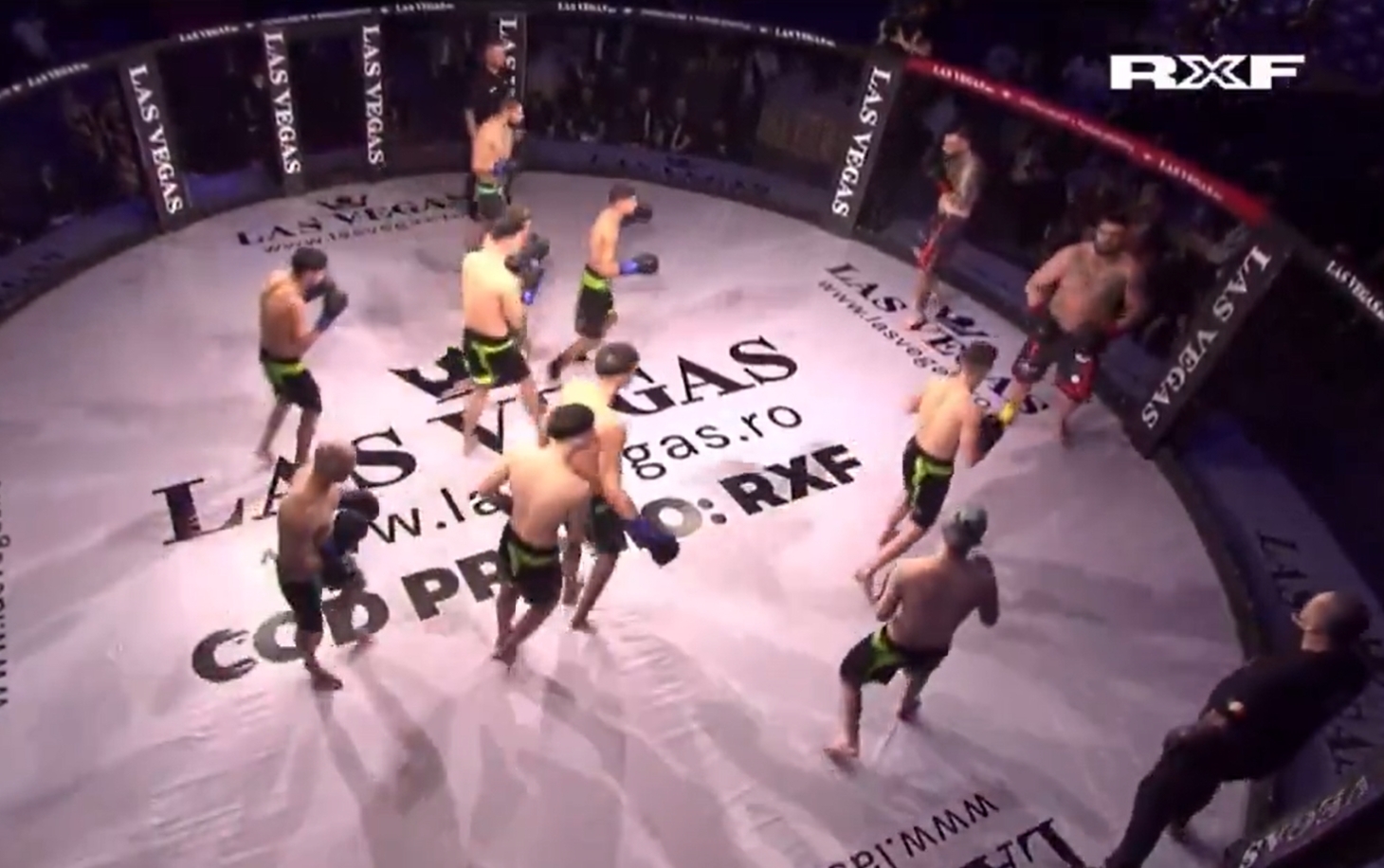 Bili się dwóch na dziesięciu. Nowy poziom freak-fightów [WIDEO]