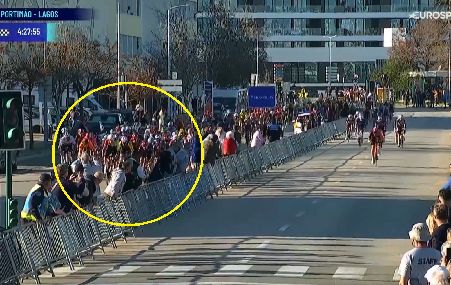Co za cyrk! Peleton pomylił trasę, kuriozum na finiszu [WIDEO]