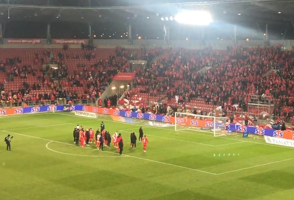 "Zmiana trenera! Grać, k***a mać". Kibice Widzewa nie wytrzymali po meczu z Pogonią [WIDEO]