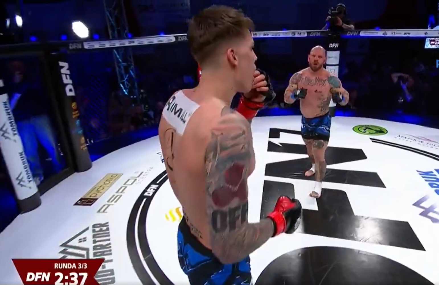 Freak-fighter z Fame MMA wrócił do klatki. Rywal stracił zęba [WIDEO]
