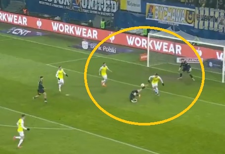 To mogła być asysta tysiąclecia. Błąd zrobił to, stojąc na głowie [WIDEO]
