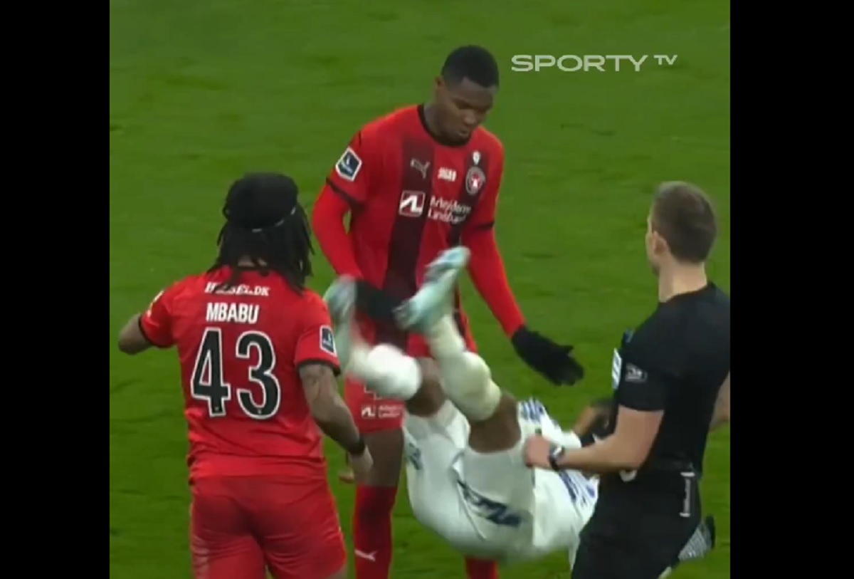 Poleciał niczym rażony piorunem. Kuriozalna "symulka" [WIDEO]