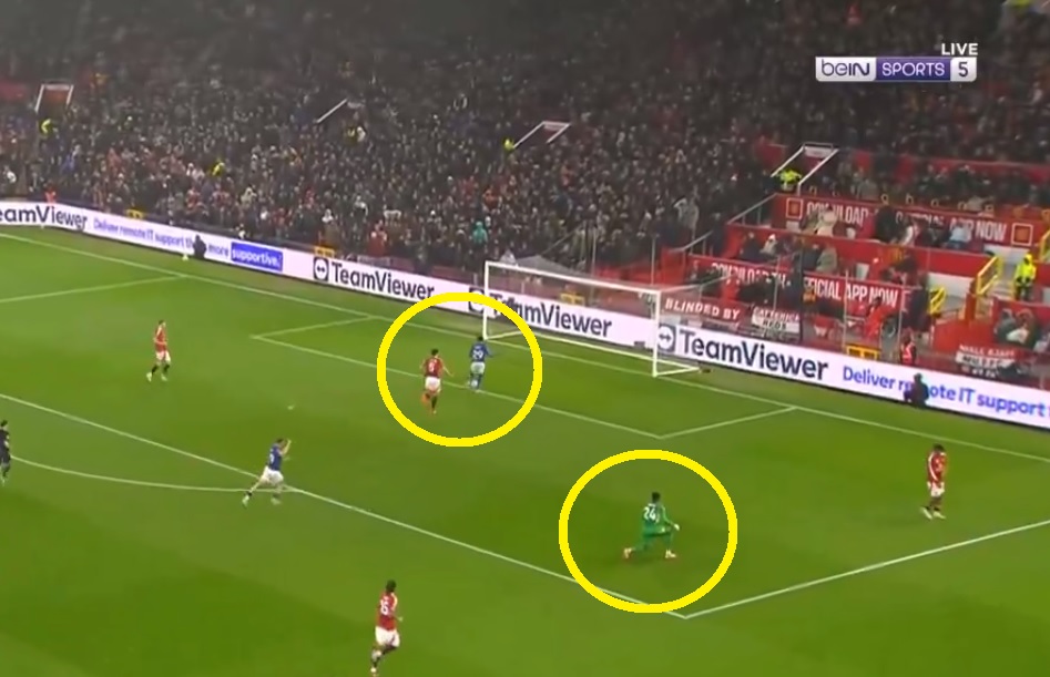 Kabaret w obronie Manchesteru United. Dał rywalowi gola w prezencie [WIDEO]
