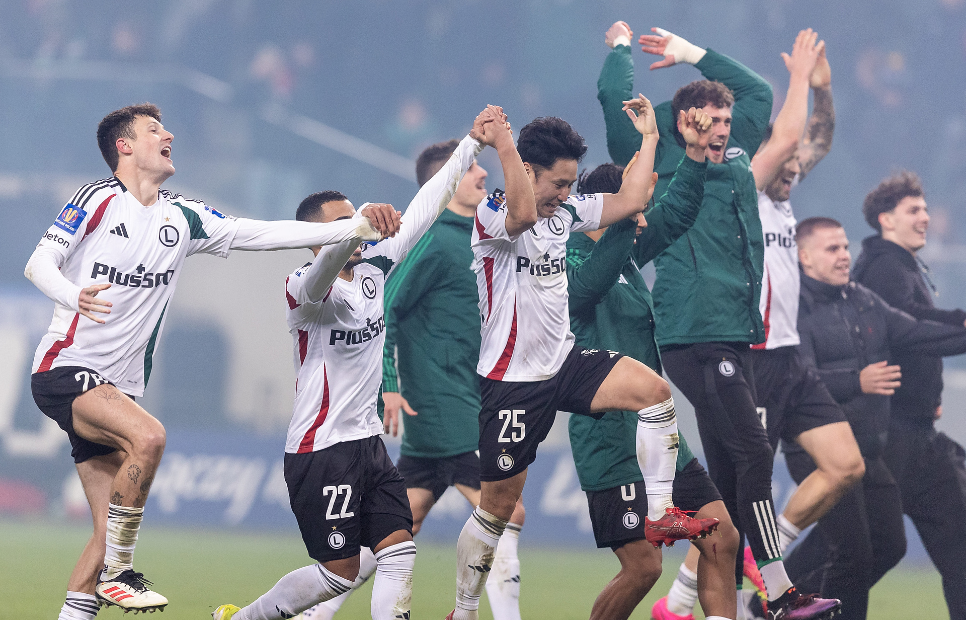 Legia wyrzuciła Jagiellonię z Pucharu Polski! Awans w cieniu kontrowersji, show Morishity [WIDEO]
