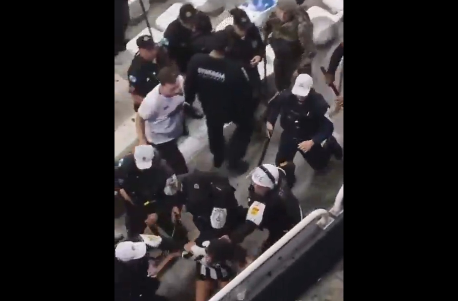 Zamieszki po hitowym starciu. Szokujące zachowanie policji [WIDEO]