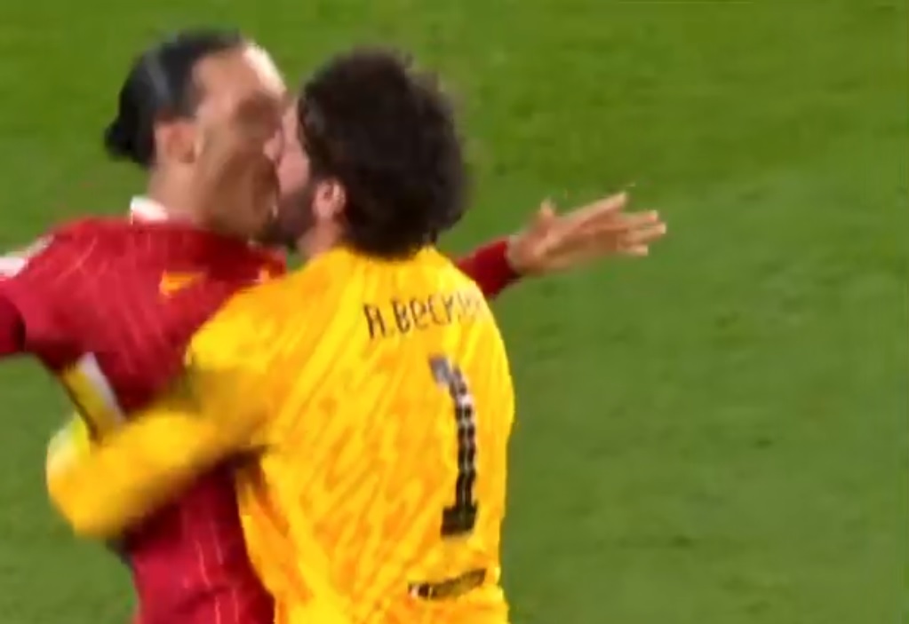 Alisson zatrzymał nawałnicę PSG! Szok i niedowierzanie w Paryżu [WIDEO]