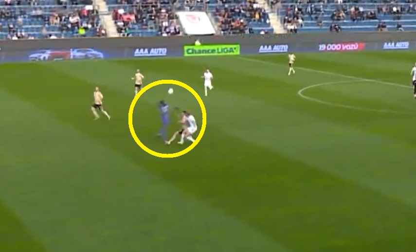 Bramkarz zagrał w siatkówkę. Kabaret u sąsiadów Polski [WIDEO]