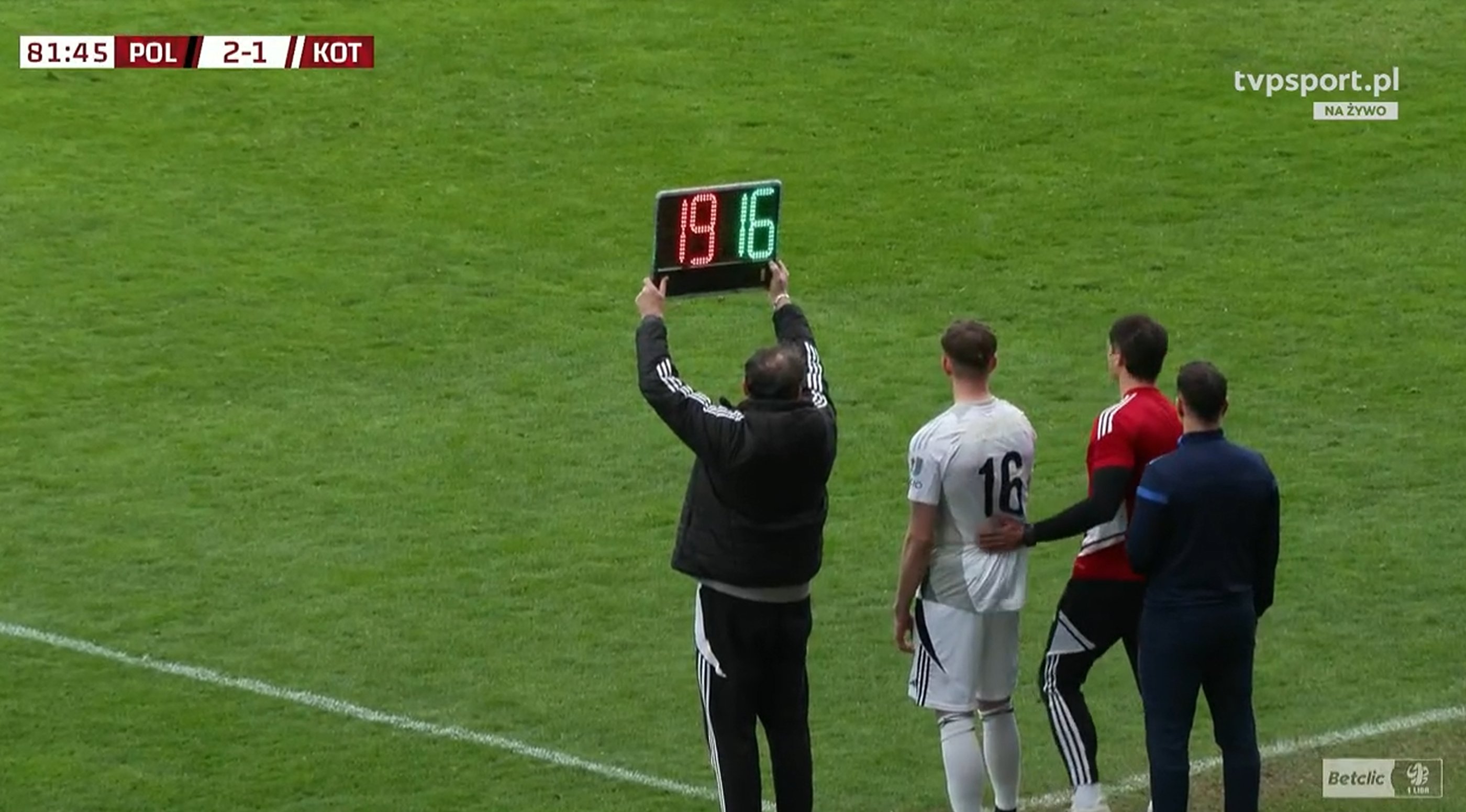 Kotwica wystawiła bramkarza w polu! Beniaminek urwał punkty kandydatowi do awansu [WIDEO]