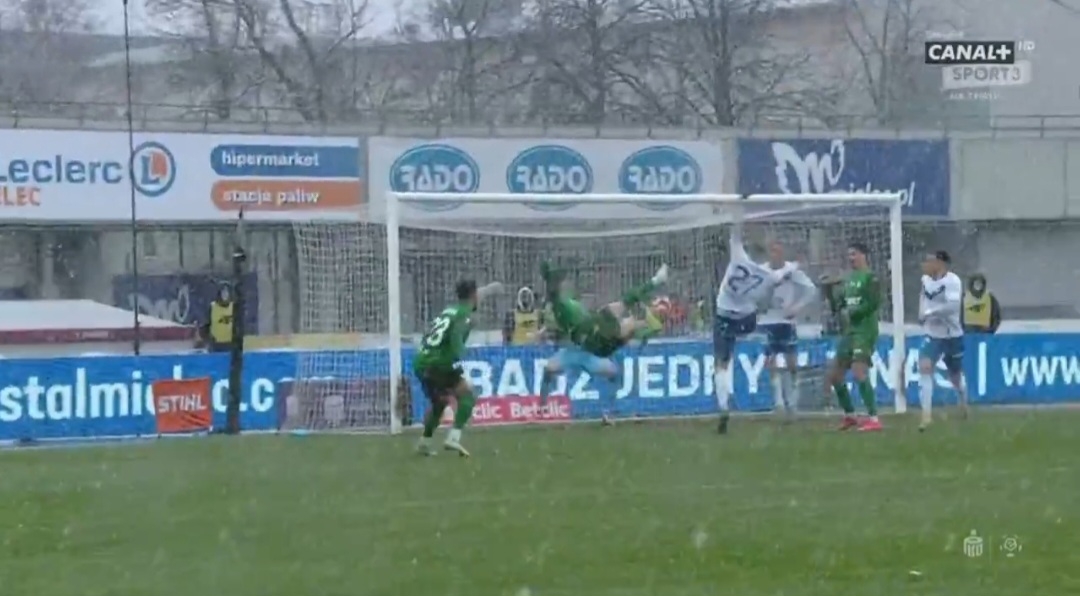 Spektakularny gol nożycami! Ależ strzał gracza Śląska [WIDEO]