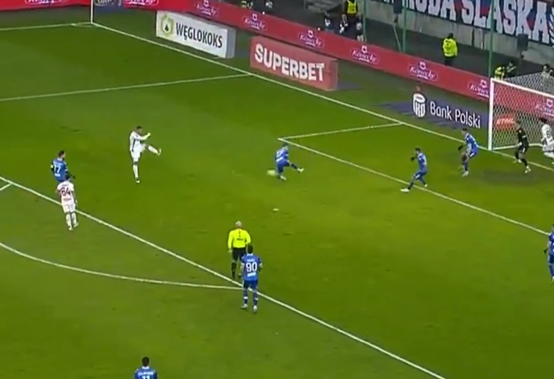 Piękny gol Podolskiego. Magiczna lewa noga [WIDEO]