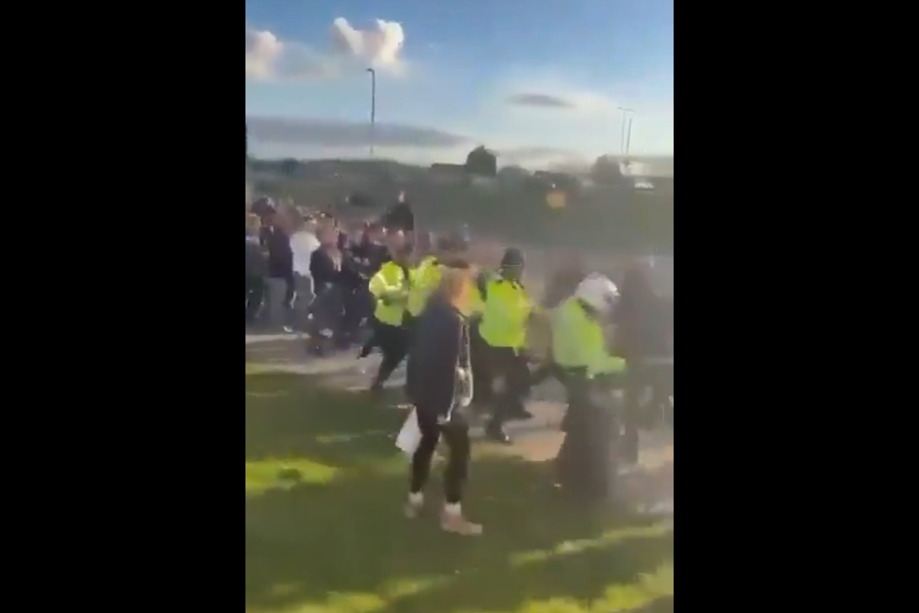 Wielki skandal w Anglii. Musiała wkroczyć policja [WIDEO]