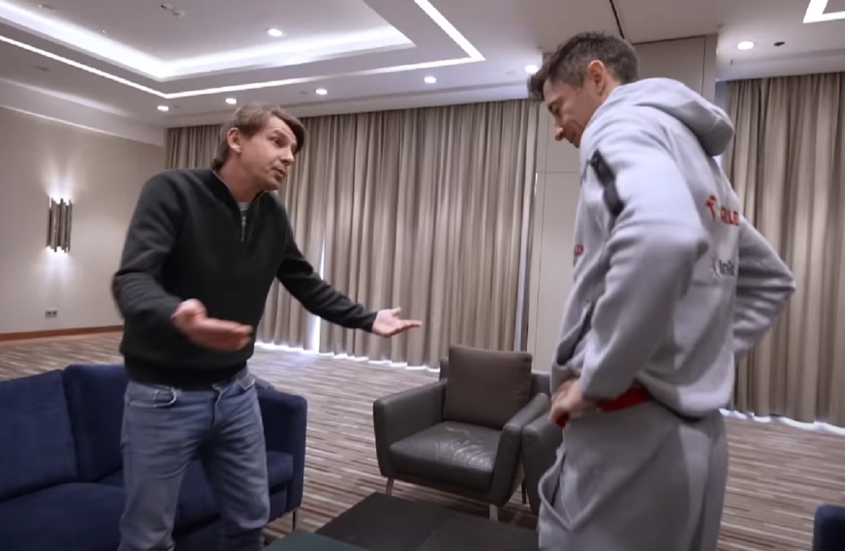 Smolarek wręczył Lewandowskiemu "prezent". Wiadomo, co mu przekazał [WIDEO] 