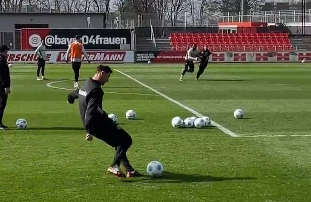 Xabi Alonso wciąż to ma. Dograł prosto na nos gwiazdy [WIDEO]