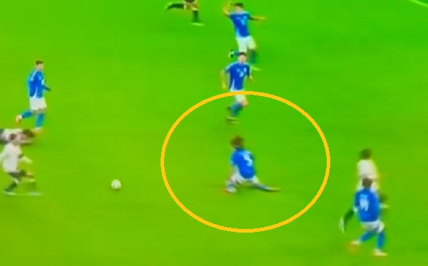 Upadł bez kontaktu z rywalem. Przykry uraz zawodnika Arsenalu [WIDEO]