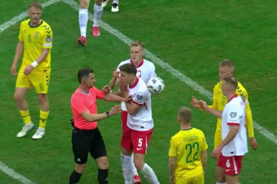 Sędzia nagle przerwał akcję Polski. Bednarek nie mógł tego zrozumieć [WIDEO]