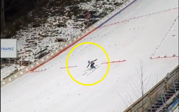 Groźny upadek w Zakopanem. Skoczek trafił do szpitala [WIDEO]