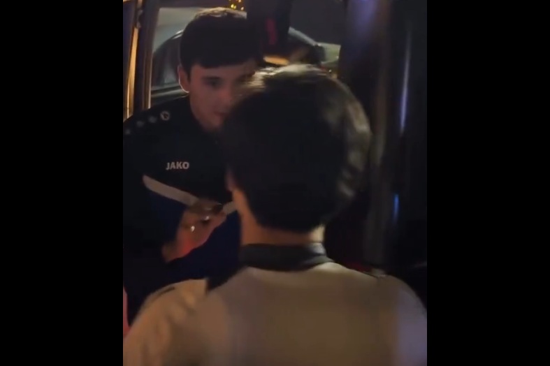 Piłkarz City odmówił podpisania koszulki. Miał ważny powód [WIDEO]