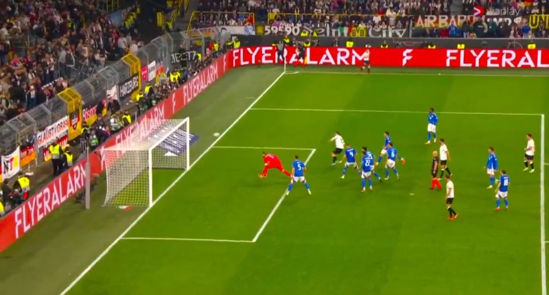 Kompromitacja Włochów. Powtórzyli "popis" Barcelony na Anfield [WIDEO]