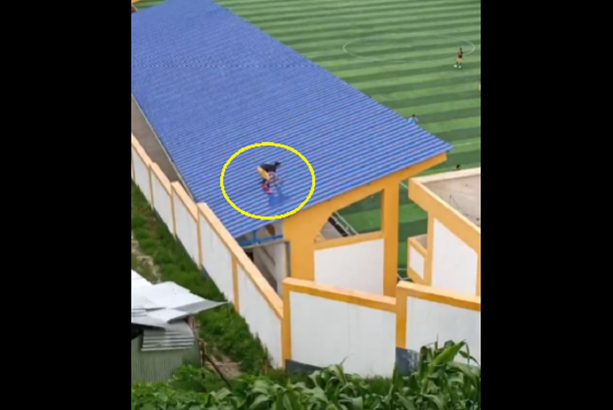 To jeszcze mecz piłki nożnej czy już zawody parkouru? Absurd na końcu świata [WIDEO]