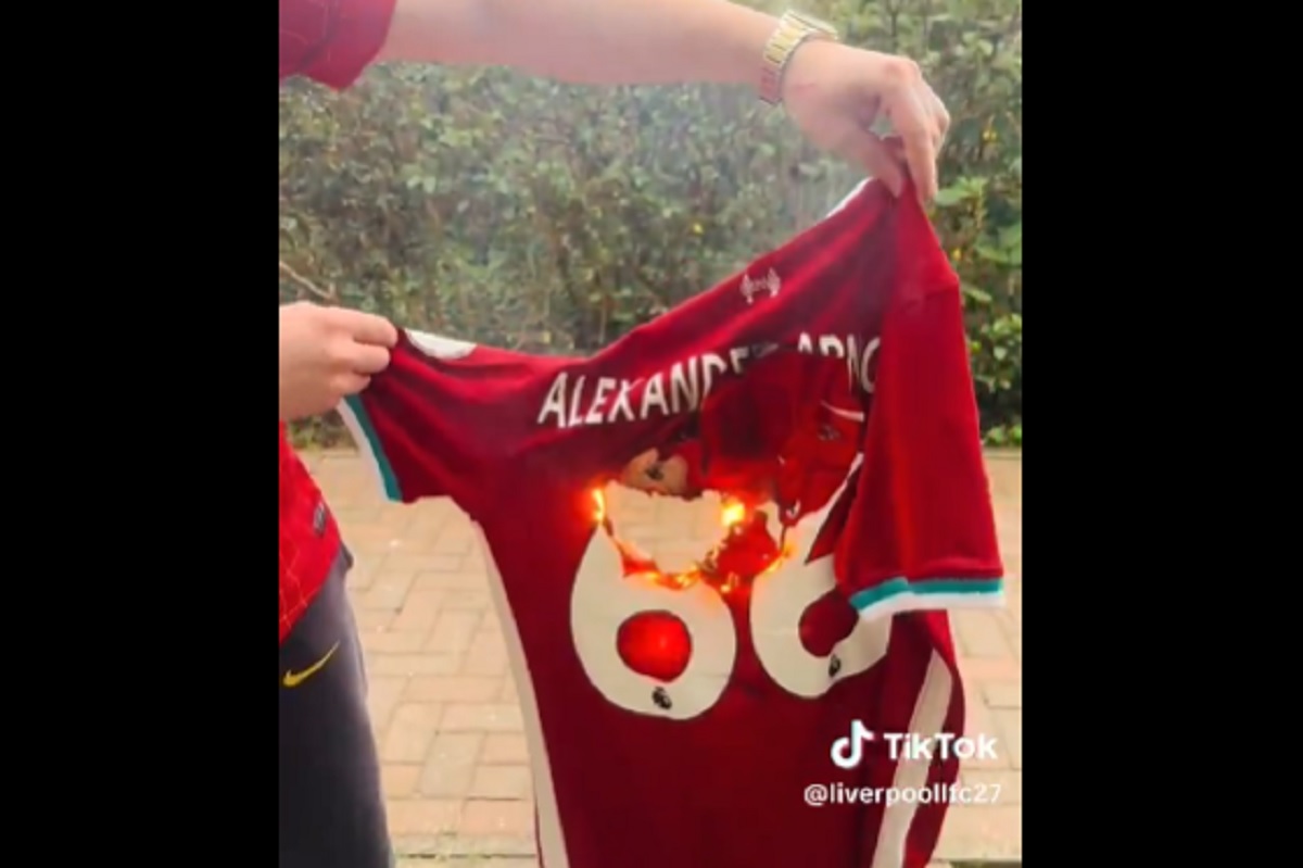 To już się rozpoczęło. Kibic spalił koszulkę gwiazdora Liverpoolu [WIDEO]