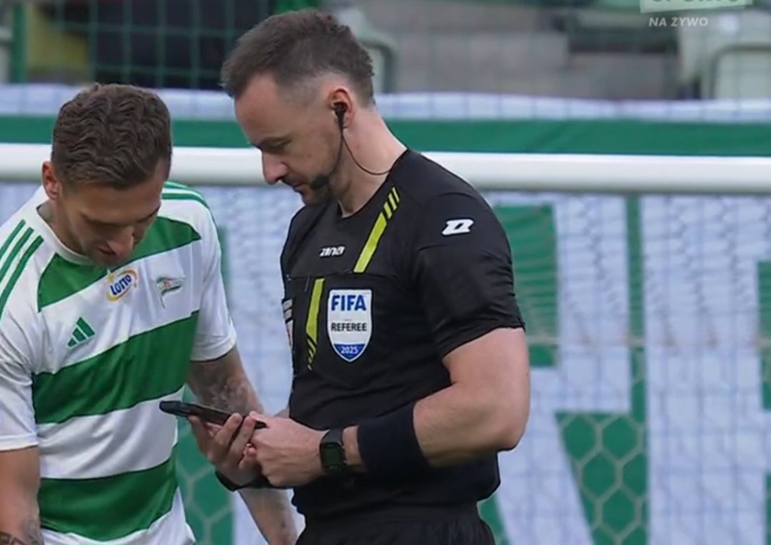 Sędzia zaczął mecz, po czym znalazł telefon. Absurd w Gdańsku [WIDEO]