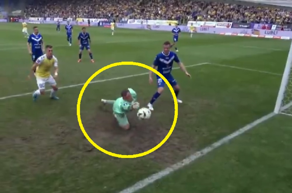 Kuriozalny samobój w Ekstraklasie. Co za pech bramkarza! [WIDEO]