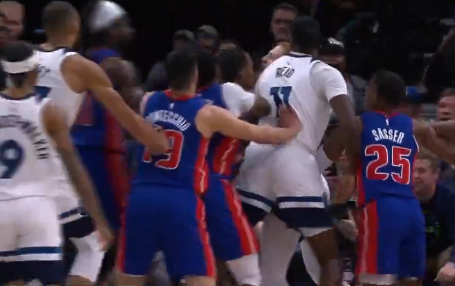 Największa bójka w tym sezonie NBA. Ukarano siedem osób [WIDEO]