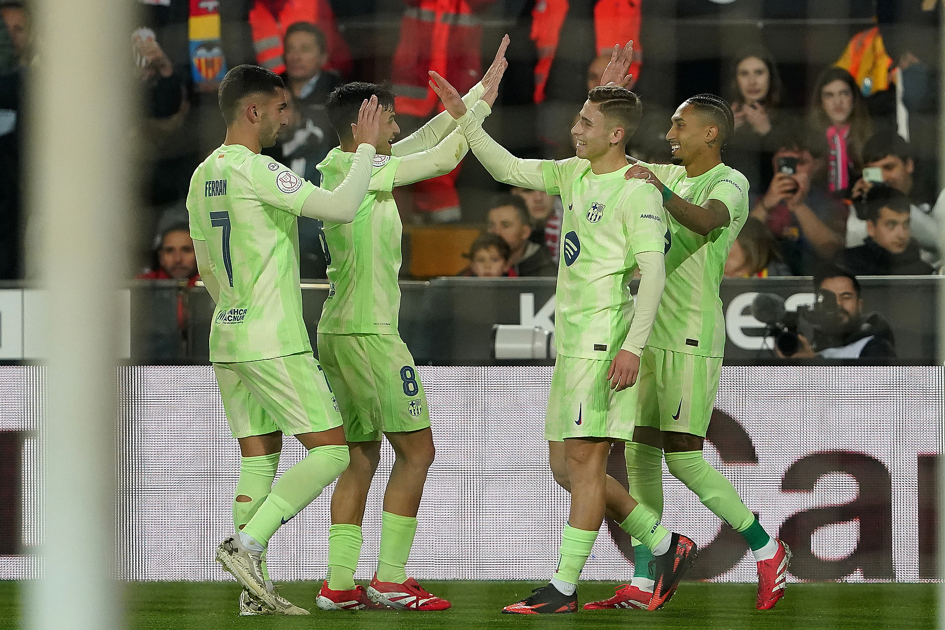 "To najważniejszy piłkarz w drużynie". Hołd Raphinhi dla piłkarza Barcelony