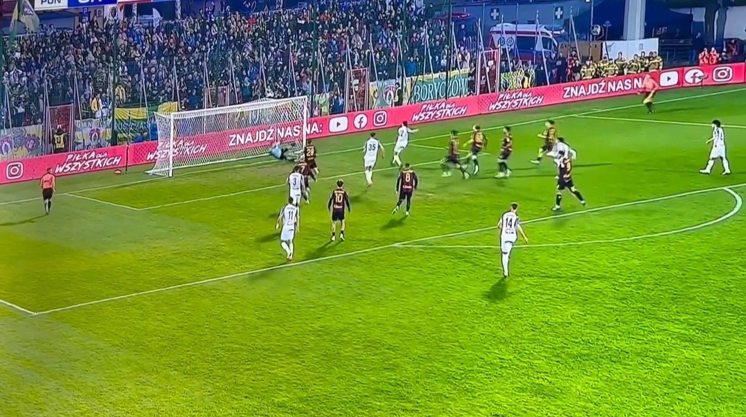 Wyrzucił piłkę za stadion! Kompromitacja w Pucharze Polski [WIDEO]