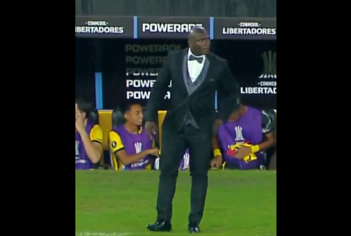 Trener Barcelony ubrał się niczym na bankiet. Po raz kolejny zadał szyku [WIDEO]