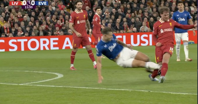 Bandycki faul. Gigantyczna kontrowersja w derbach Liverpoolu [WIDEO]