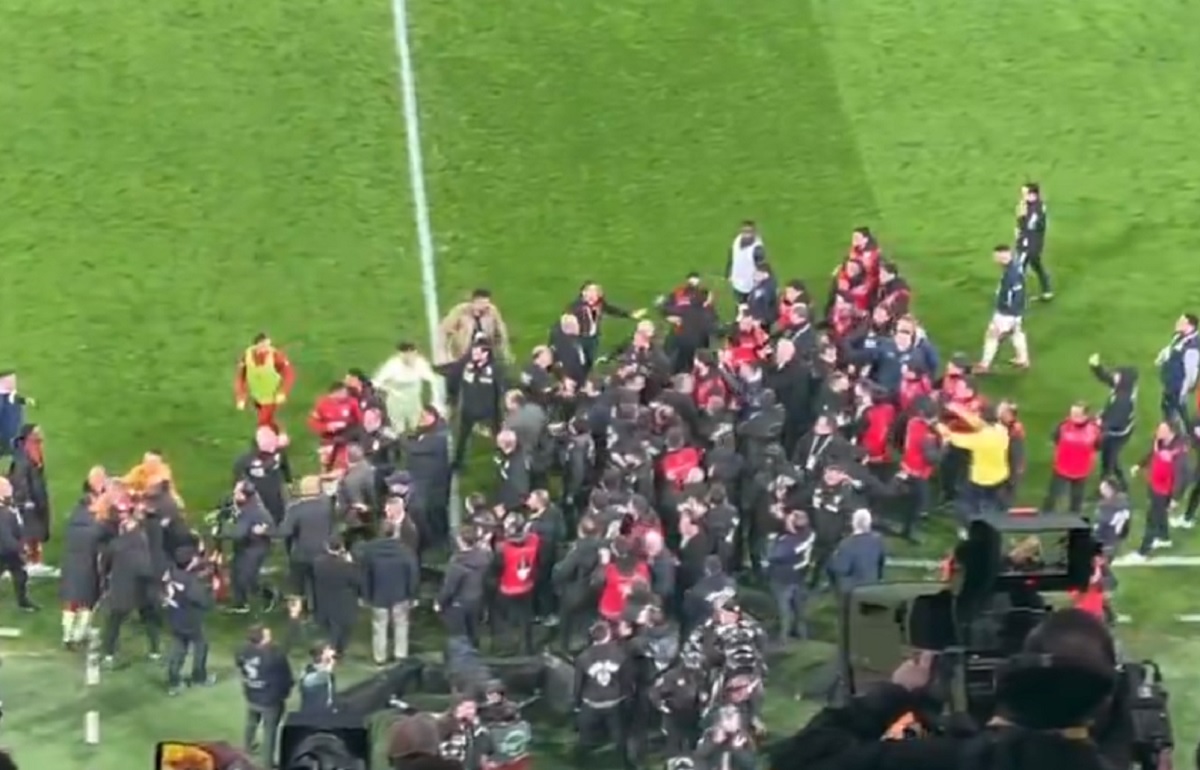 Gorąco podczas tureckiego hitu. Sędzia przerwał mecz [WIDEO]
