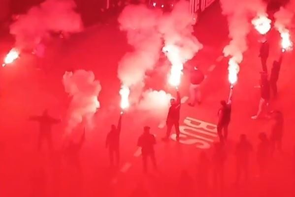 Powitanie w środku nocy. Ultrasi Jagiellonii czekali na drużynę [WIDEO]