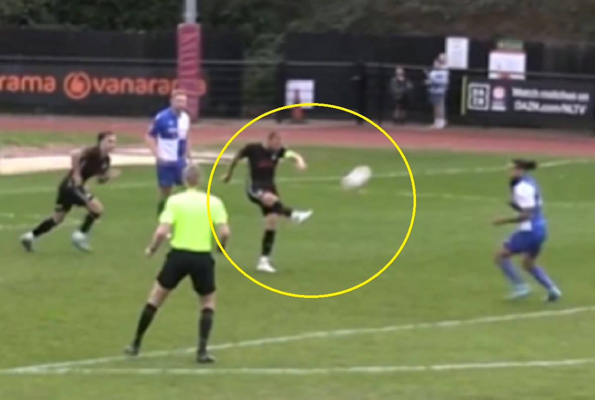 Gol strzelony spod własnej bramki. Czegoś takiego dawno nie widzieliście [WIDEO]