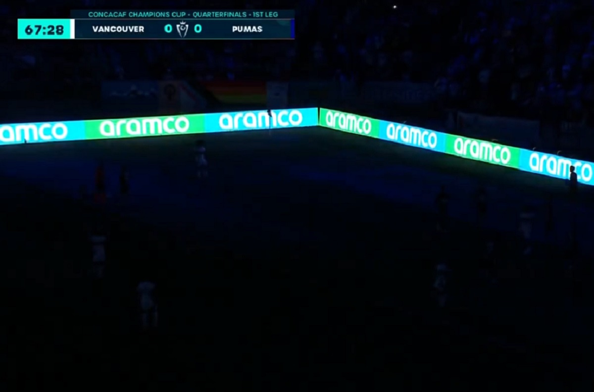 Kuriozum podczas meczu. Piłkarze nie widzieli, gdzie mają biec [WIDEO]