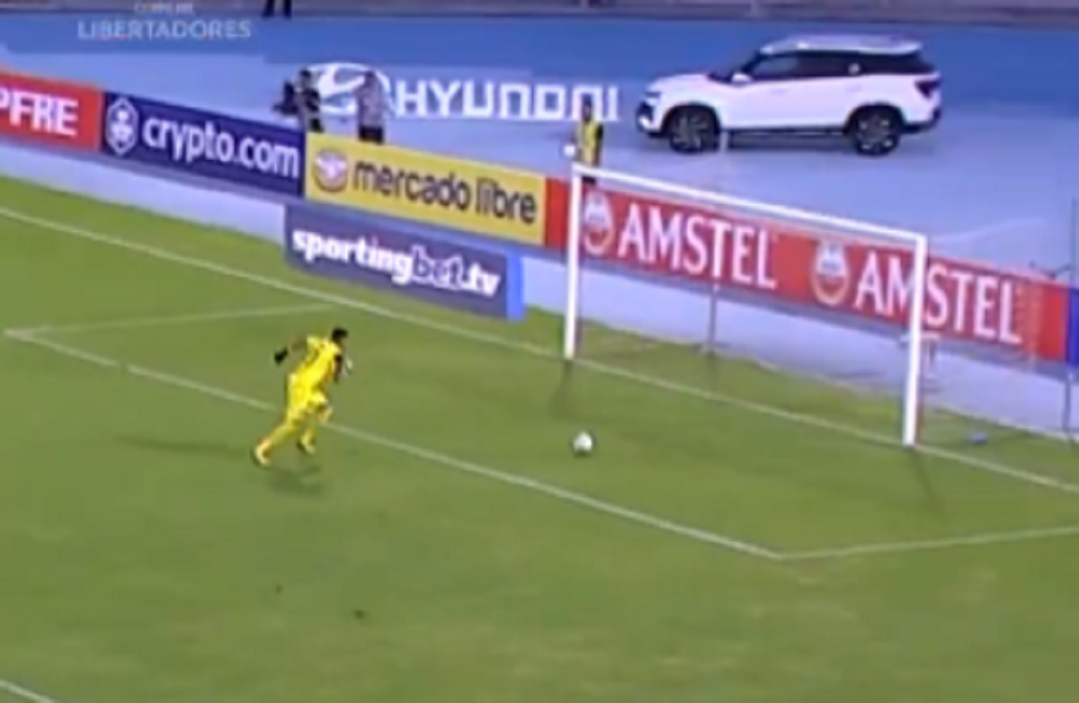 Absurd w prestiżowych rozgrywkach. Bramkarz myślał o niebieskich migdałach [WIDEO]