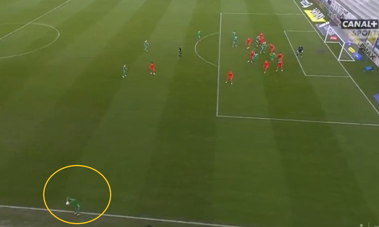 Sceny w Ekstraklasie! To byłby gol bezpośrednio z autu! [WIDEO]