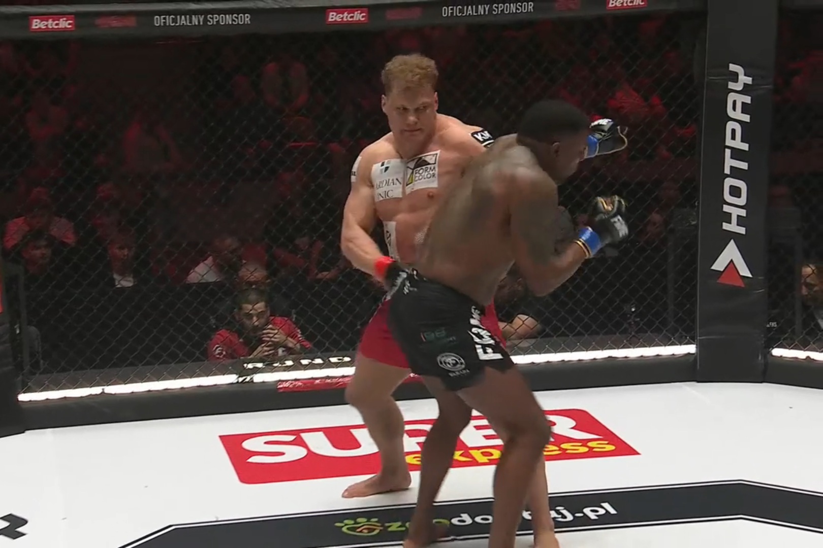 Były zawodnik UFC przegrał w Fame MMA. Nie dał rady w parterze [WIDEO]